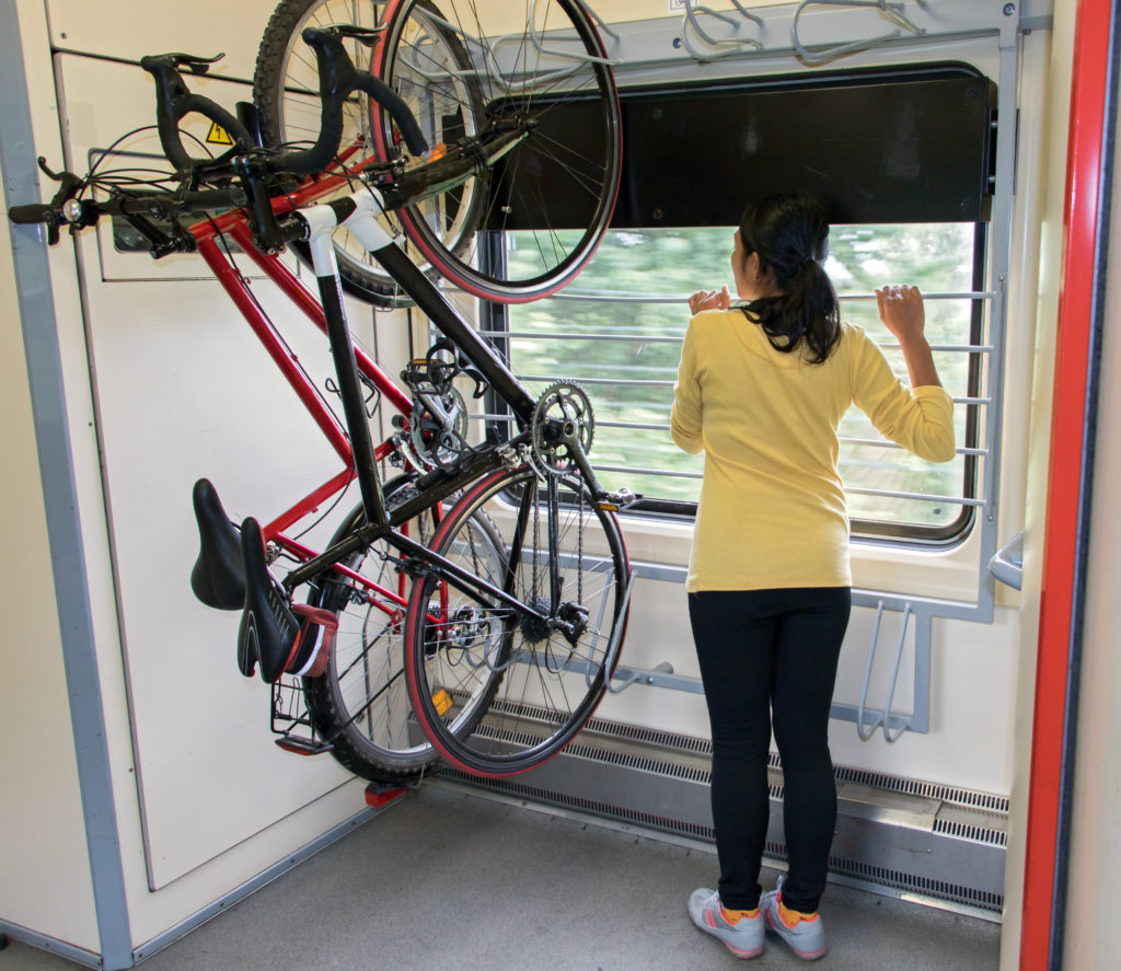 Vélos accrochés dans un train