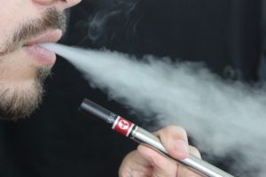 Personne qui fume la cigarette électronique