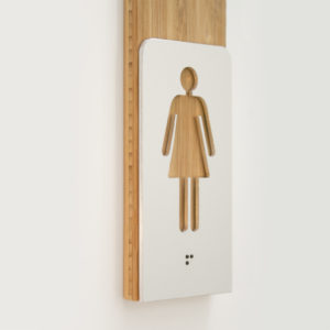 Une signalétique en bois avec texte en braille