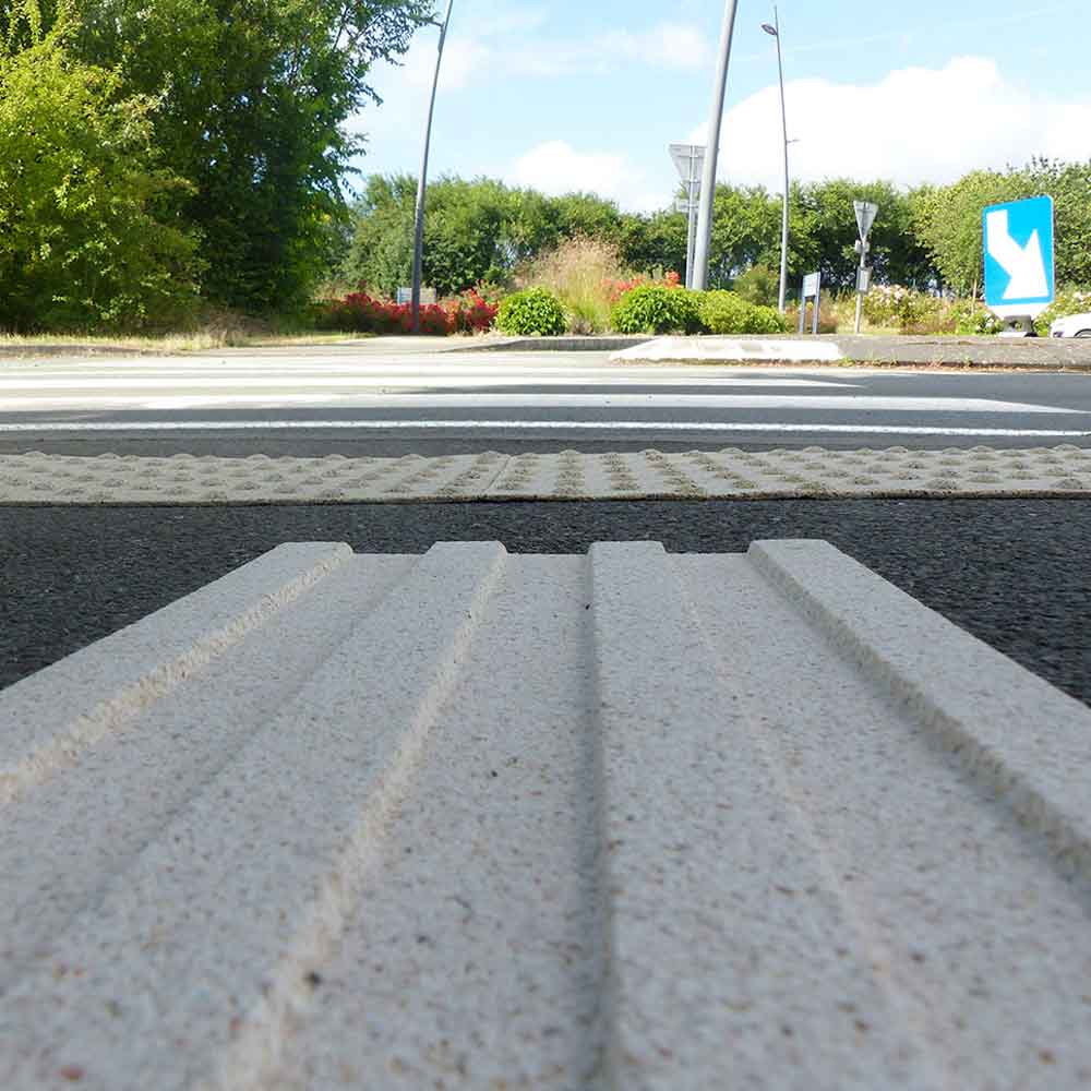 photo bande de guidage devant un passage pour piétons