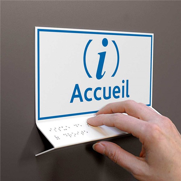 Image d'une plaque de porte en braille accueil dans un ERP