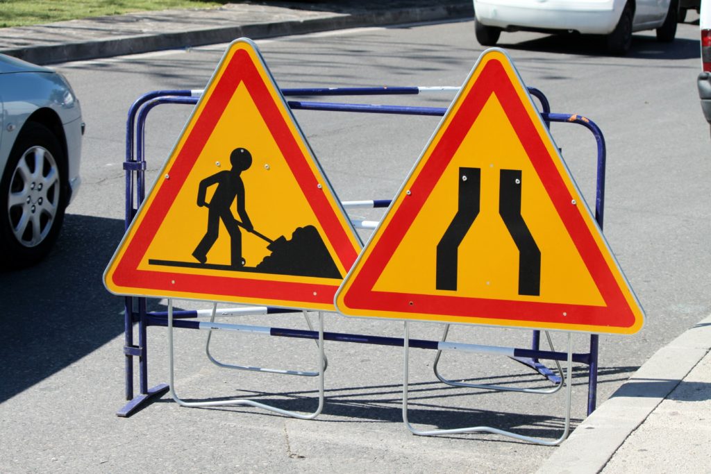 2 panneaux triangulaires pour un chantier avec voie rétrécie