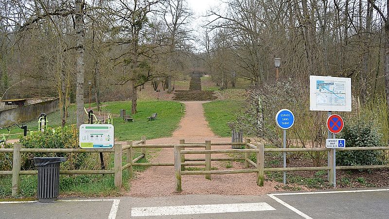 Panneau Espace Sans Tabac implanté dans un parc