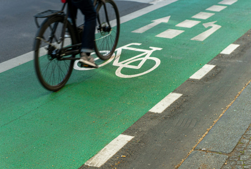 Vélo roulant sur une piste cyclable verte