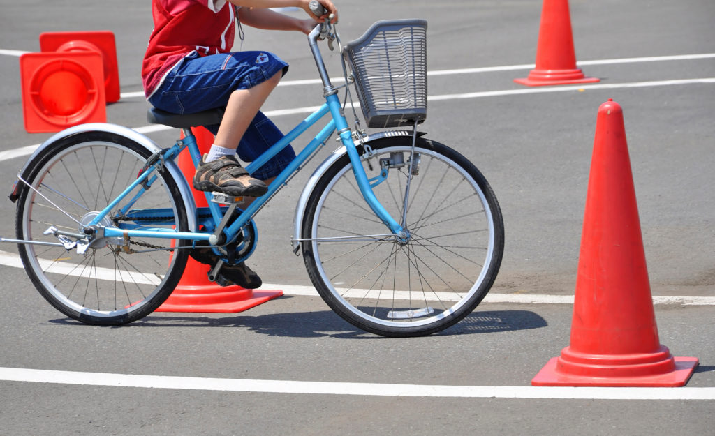 Vélo d'un enfant réalisant un parcours en vélo avec des plots et un circuit