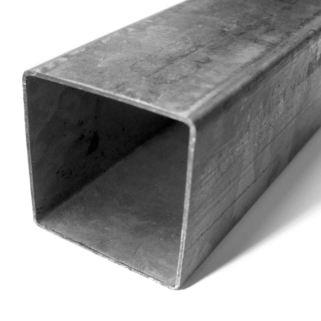 Photo d'un poteau carré en acier galvanisé