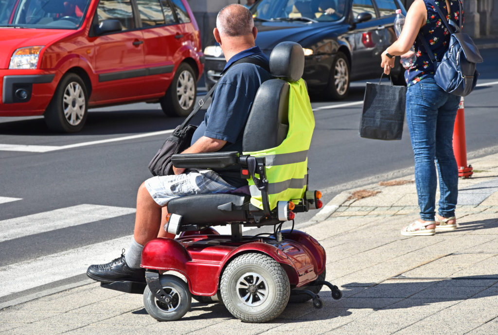 PMR (personne à mobilité réduite) sur un trottoir
