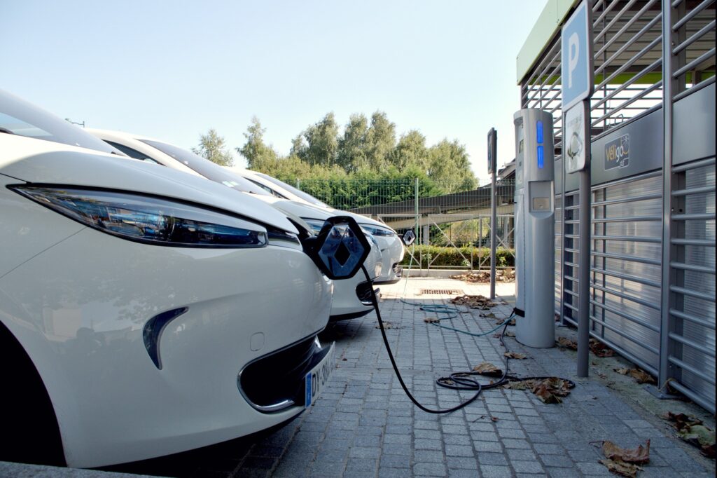 Voiture électriques en charge sur bornes électriques