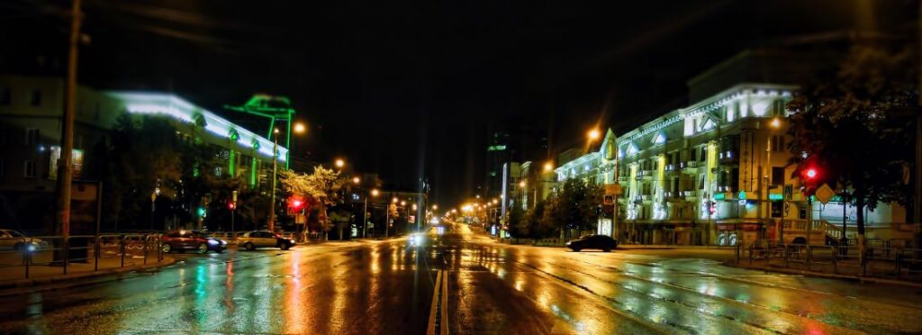 photo d'une rue avec la présence d'éclairage nocturne 